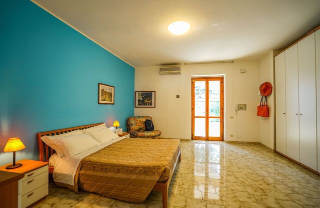 Lovely apartment with A/C, pool, WIFI, TV, balcony, pets allowed and parking, close to Lecce