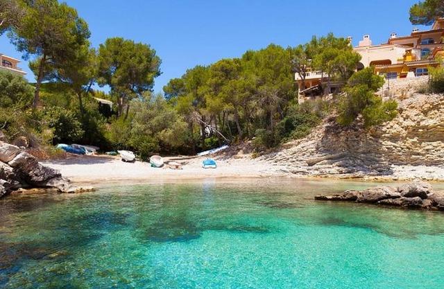 Lovely apartment with pool in stunning privileged location near pretty cove