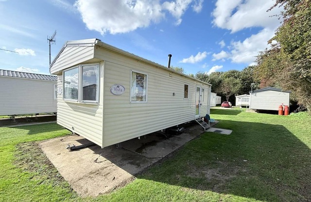 Lovely caravan with free Wi-Fi at Broadland Sands Park, Suffolk ref 20020BS