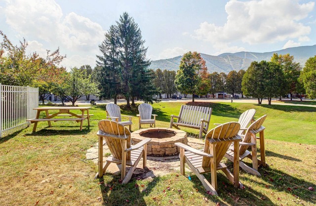 Lovely condo near skiing with 3 pools, hot tub, sauna, fitness room & balcony