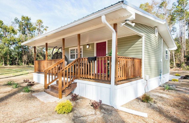 Lovely cozy cottage with AC in charming Waycross