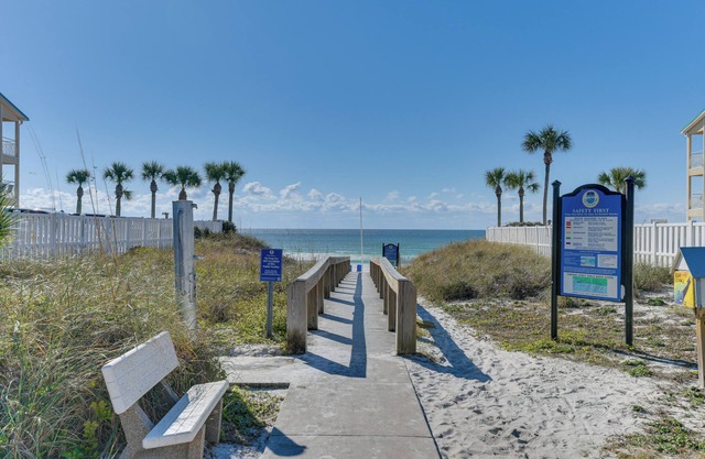 Lovely Destin Condo w/Pool Access: Walk to Beach!