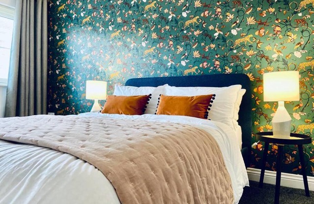 Lovely family house, great links M62, edge of Leeds