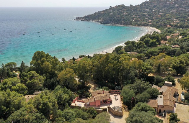 Lovely Five Bedroom Villa Steps from Beach with Hot Tub!