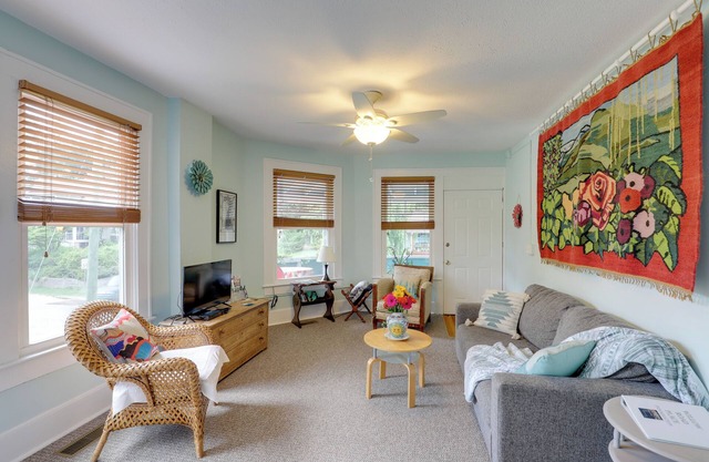 Lovely Hendersonville Retreat ~ 1 Mi to Downtown!