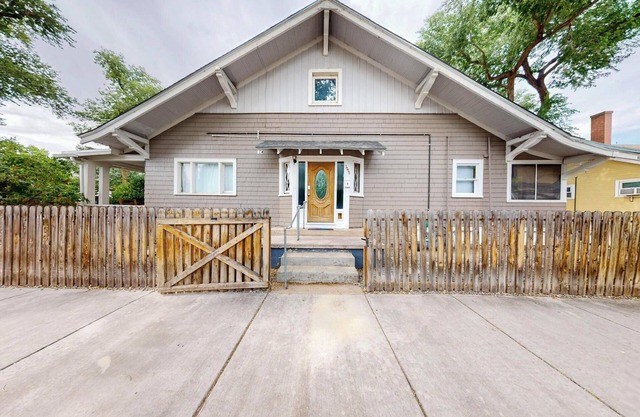 Lovely Historic 2bd/1ba home across from park, AC