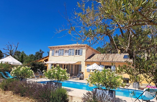 Lovely Holiday House in Simiane-La-Rotonde with Private Pool
