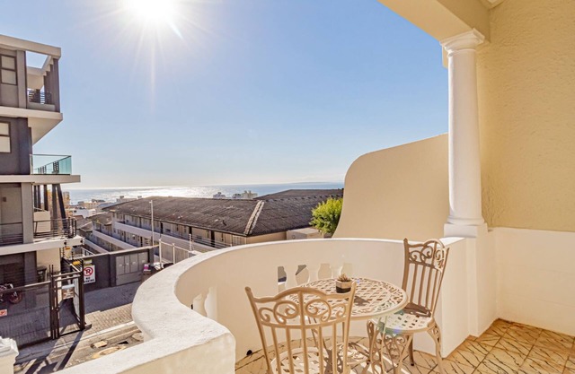 Lovely Holiday Home w Private Courtyard Six Selbourne