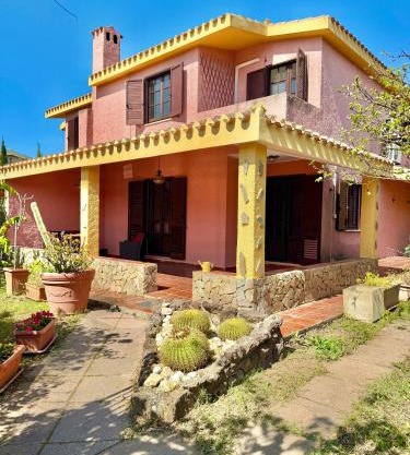 Lovely home 5 min walk to the beach, 3 bedrooms ample outdoor relax and WIFI