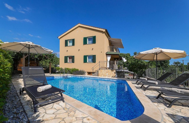 Lovely home in Jurdani with sauna