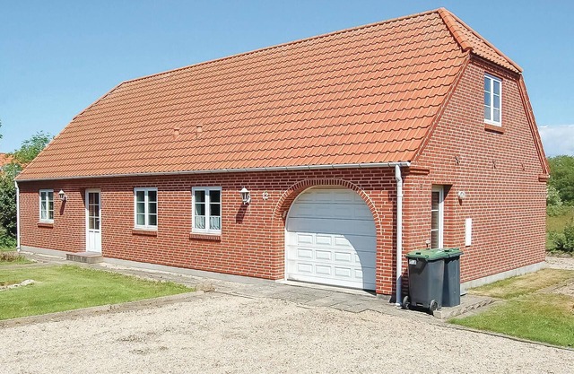 Lovely home in Nørre Nebel with WiFi