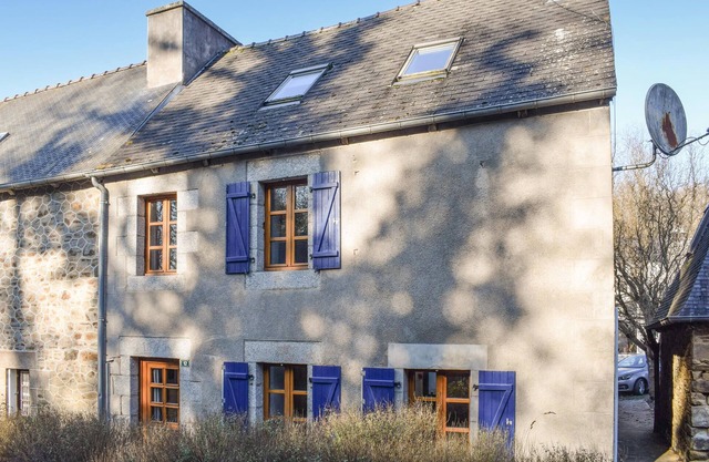 Lovely home in Tréméven with WiFi
