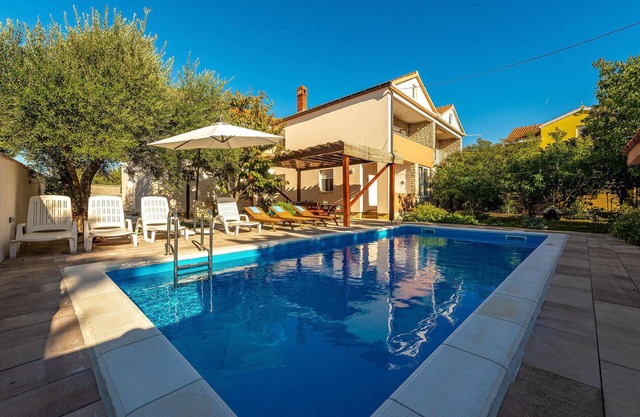 Lovely home in Vrsi with WiFi
