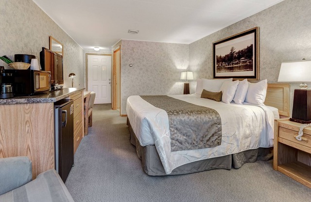 Lovely lakefront suite with resort amenities & shared dock - dogs OK!