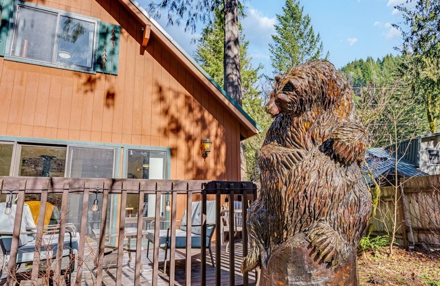 Lovely Mt. Cabin near Mt. Hood with Wood Stove & Hot Tub