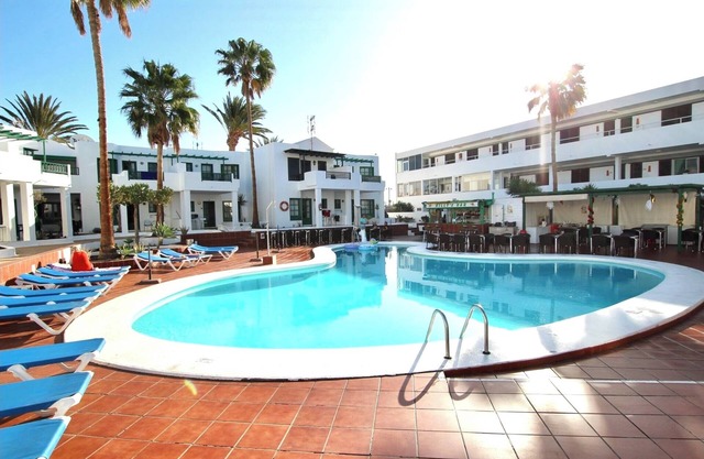 Lovely pool view apartment near beach and amenities with Vv license.