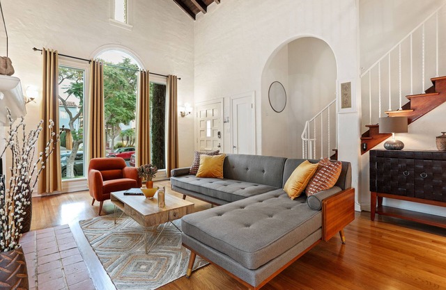 LOVELY RESTORED VILLA NEAR BEVERLY HILLS