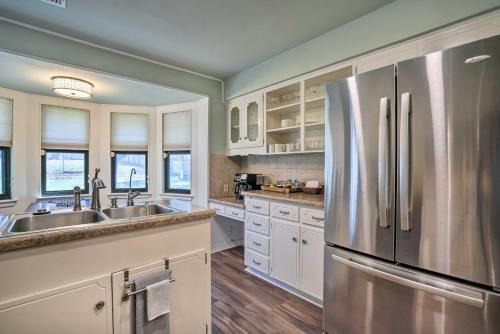 Lovely San Antonio Home about 13 Mi to Downtown!