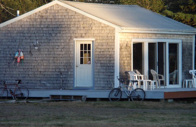 Lovely Shorefront Cabin with Dock, Beach & Great Views