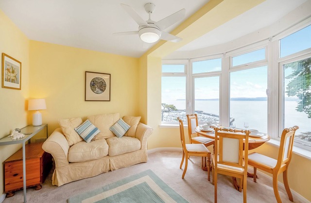 Lovely south facing apartment with breathtaking views of the whole of Torbay.