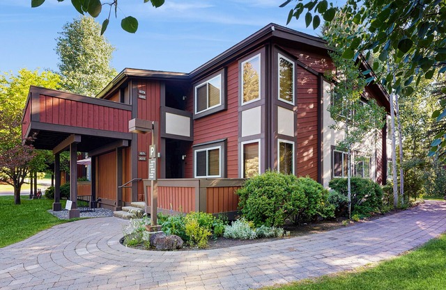Lovely Studio Close to Dollar Mountain w/Full Kitchen/Free WiFi/Deck/Netflix