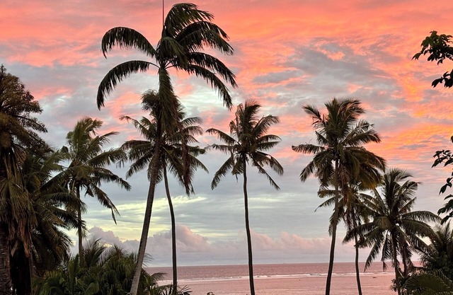 Lovely townhome with ocean views and lush gardens with free WiFi in Korotogo