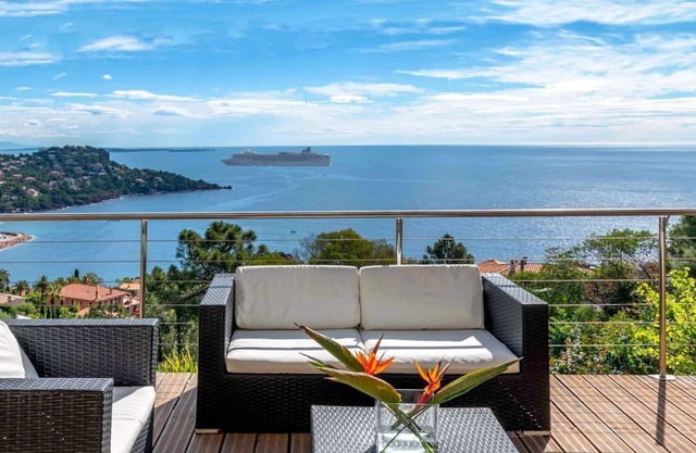 Lovely villa with dazzling sea views not far from Cannes