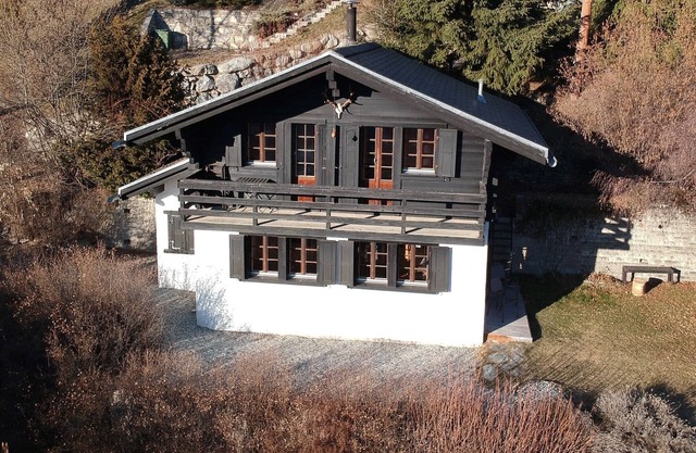 Lovely welcoming, bright and well-maintained cottage, with a wonderful view and a small flat south-f