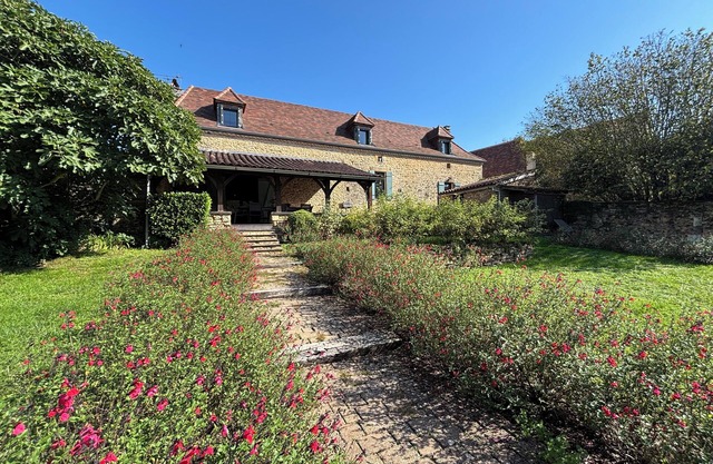 LOVINGLY RESTORED BARN WITH HEATED POOL & LARG GARDEN NEAR BY SARLAT