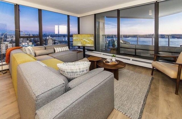 Lower Lonsdale Luxe - Panoramic Views!