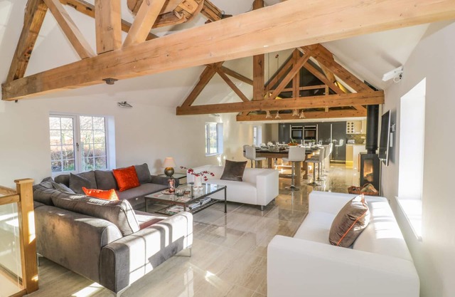 LOWER TUNDRIDGE COTTAGE, pet friendly, with hot tub in Suckley