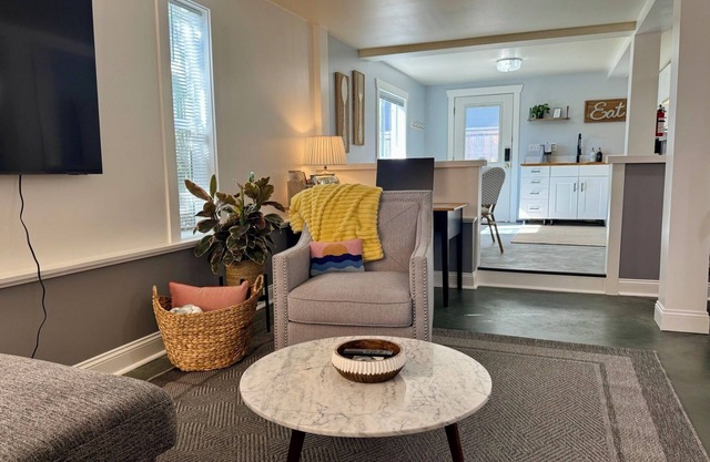 Loyal Sunset Suite: Spacious Studio Apt in Seattle - by breweries and beaches!