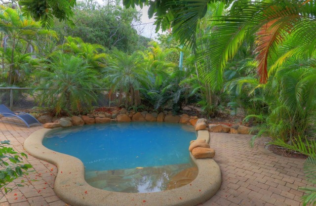 Loyang Apartment 1 - Fantastic value island getaway with complex pool and short stroll to Alma Bay