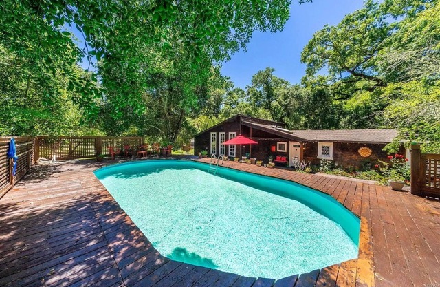 Lrg Wine Country Estate on creek w Pool/Spa sleeps 8