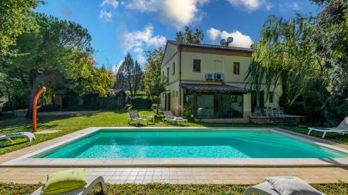 Luce tra i Saggi 8 by Marche Holiday Villas