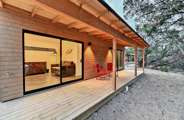 Lucky Arrow Retreat: Porch Houses