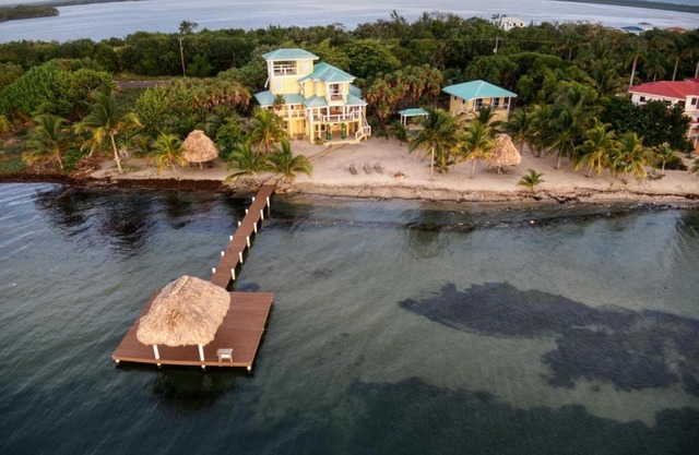 Lucky Duck Villa - Private Beach Escape