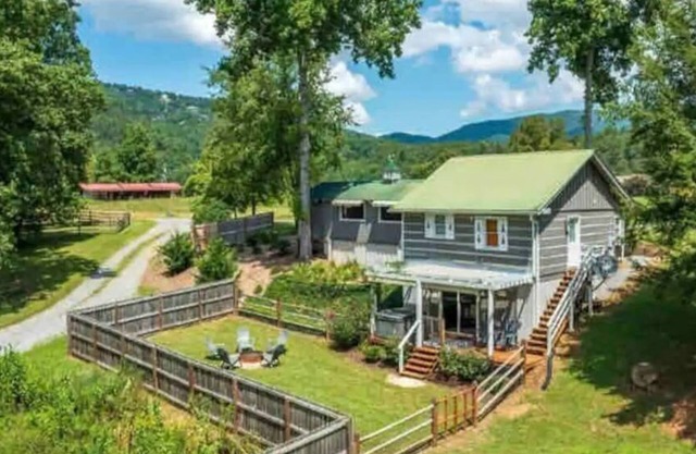 Lumberjack Family Retreat I Putt Putt I Pool Table I Darts I Hot Tub I Firepit