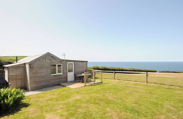 LUNDY VIEW CHALET, pet friendly, with hot tub in Widemouth Bay