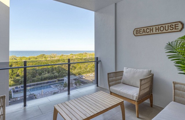 Lush Beachfront Living with Parking, Pool and BBQ