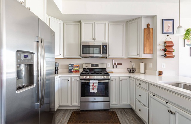 Lush, Charming Getaway Townhome Wine Country Virginia w/ private Garage