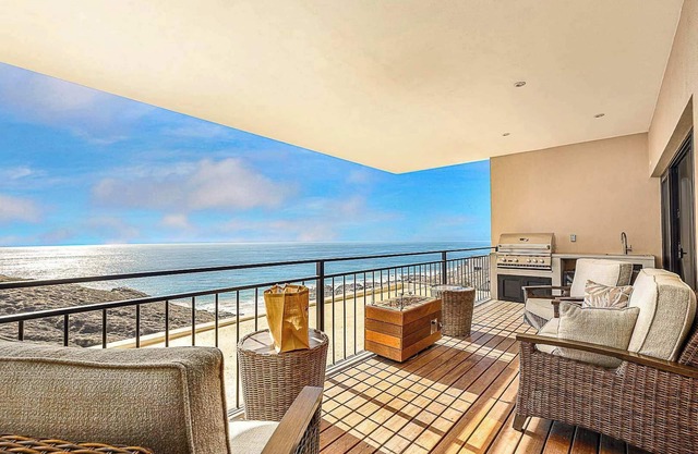 Lux Cerritos Oceanfront Condo, Pool & Gym -Ronival