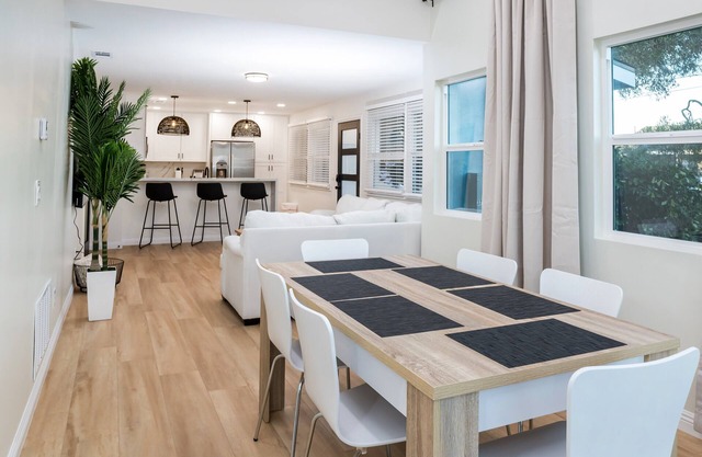 Lux Coastal Getaway , Brand New , Central Location