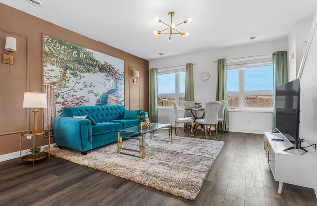 LUX - Designer Penthouse Apt with Rooftop And Parking