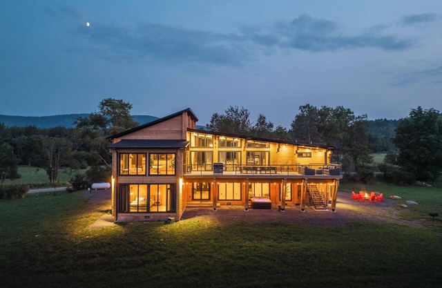 Lux Mansion Windham, Catskills Hot Tub, BBQ, Pool Table, Fire pit, Pond