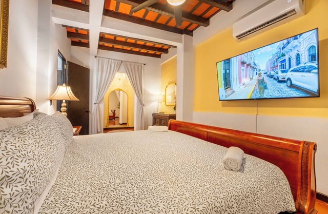 Lux Penthouse~King Beds, Prime Location, Balconies, Fast WiFi, ACs in Every Room