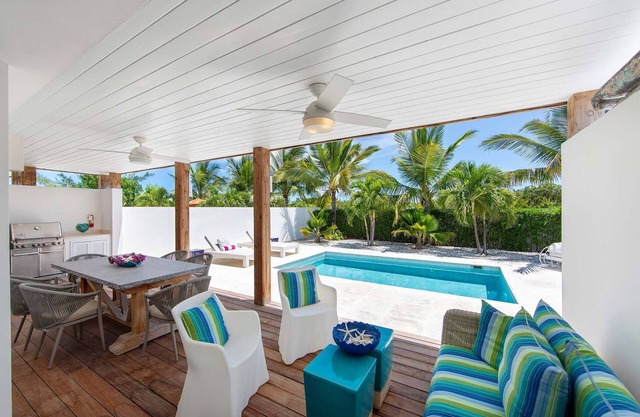 Lux Solaris: Villa w/Pool & Golf Cart by the Beach