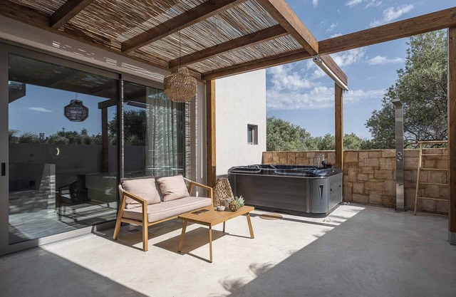 Lux Suite with Jacuzzi Near Beach