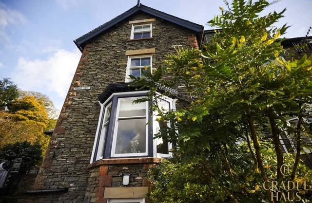 Luxe 7 Bed, 6 Bath, Pet Friendly, Parking + EV