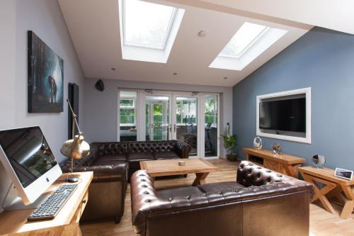 Luxe Arthurs Seat View Townhouse with Hot Tub